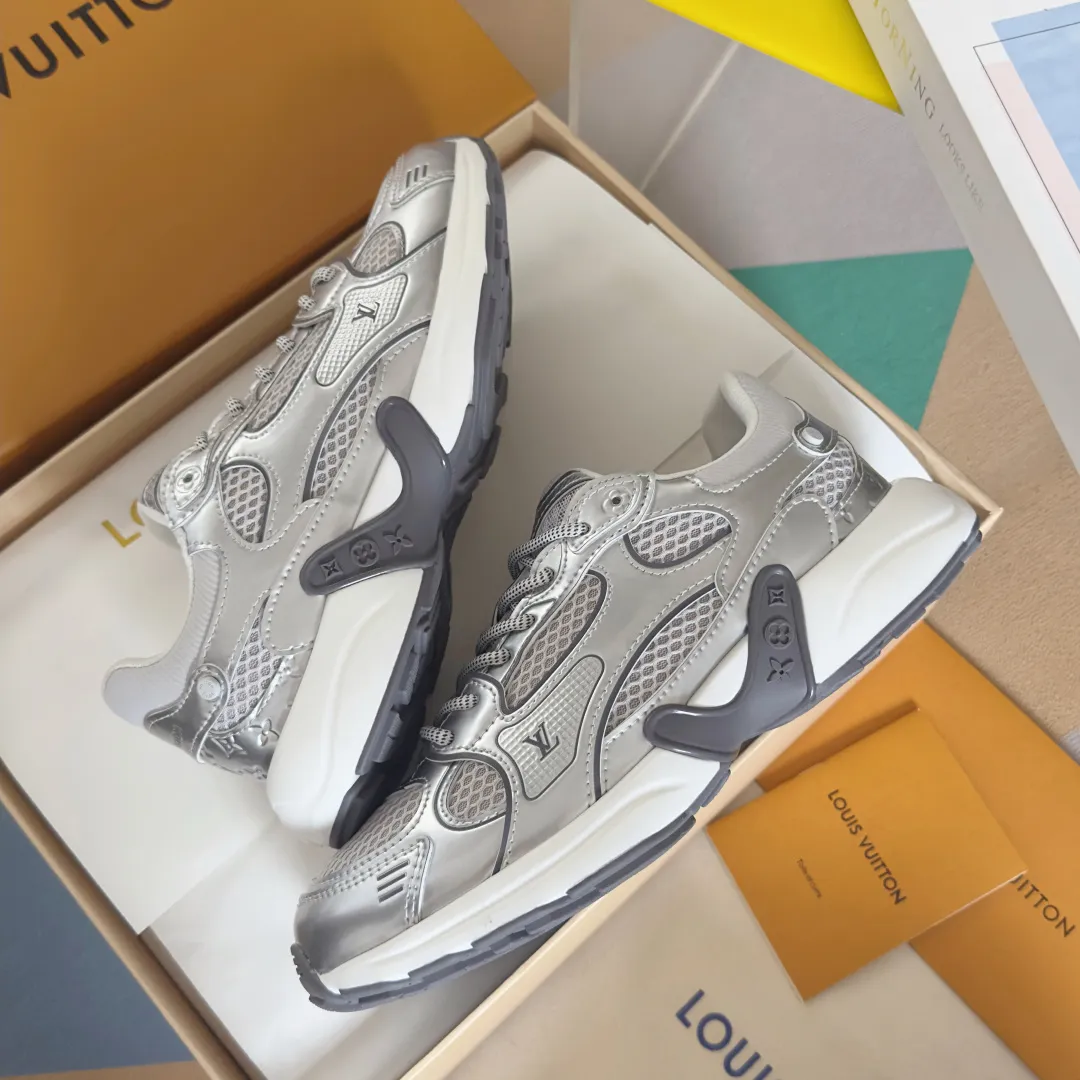 Top version: Couple model 640💰 LV Louis Vuitton L House Donkey Brand Latest Olympia Series Couple Model Silver Horn King Casual Sports Shoes Running Shoes This LV Olympia sports shoe combines mesh fabric and metallic synthetic leather and other technical fabrics to reinterpret the classic running shoe design with a neat and simple design. Lightweight EVA outsole provides a stretchy fit. Rich details such as Monogram embossing and LV letters establish recognition. Exquisite packaging at the delivery counter🛍📦 ▪️Fabric: original imported technical fabric + mesh ▪️Inner lining: original customized breathable mesh ▪️Sole: original molded rubber foam material ▪️Sole thickness: 3.5CM ▪️Size: women's 35-40 / men's 39-44